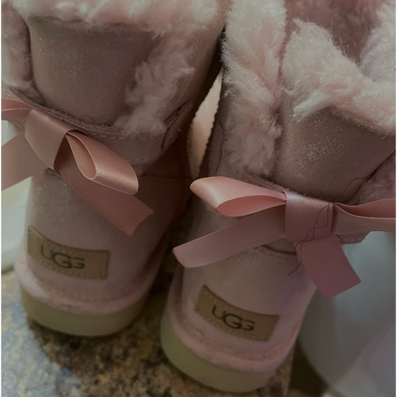 I’m selling my pink ugg mini boots, size 8 in women and 6 in men.